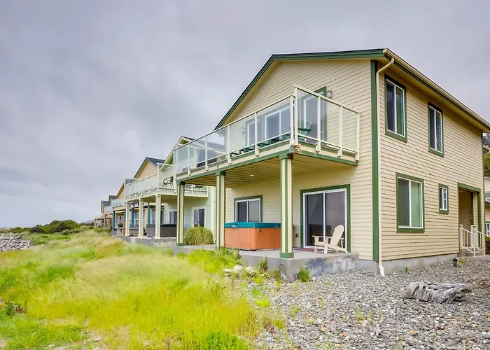 Gold Beach Retreat: Private Hot Tub + Ocean Views!