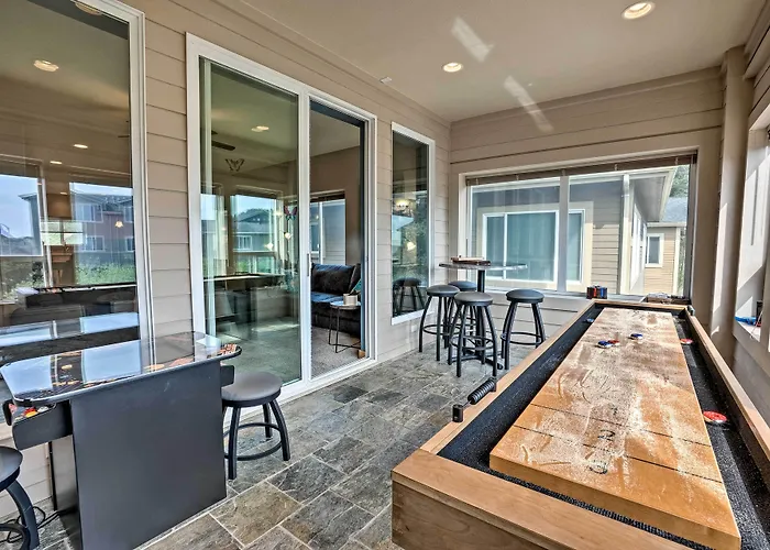 Gold Beach Townhome With Ocean Views & Sunroom!