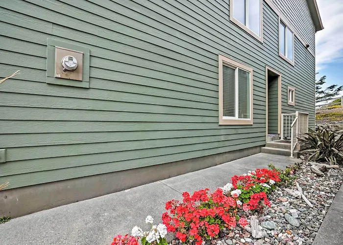 Gold Beach Townhome With Ocean Views & Sunroom!